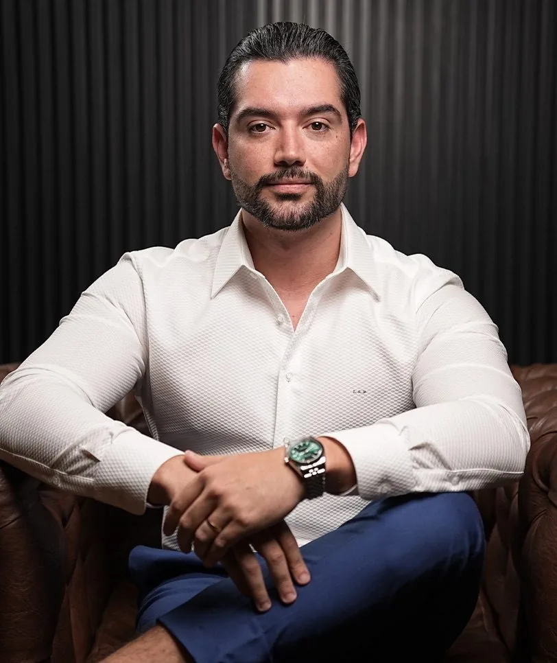 Leonardo Cabral Baptista sentado em uma poltrona de couro, em retrato formal