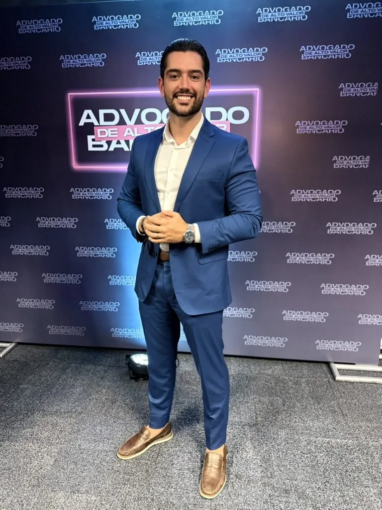 Leonardo Cabral Baptista diante do painel do evento Advogado de Alto Valor Bancário