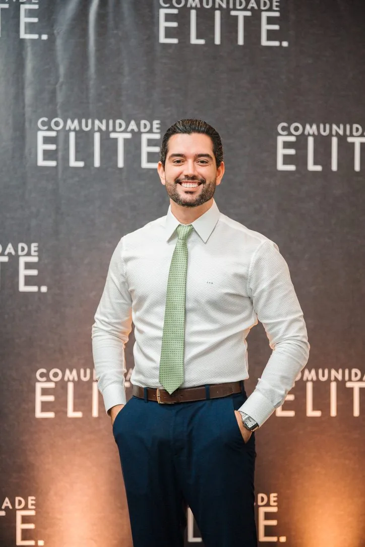 Leonardo Cabral Baptista diante do painel da Comunidade Elite do Direito Bancário