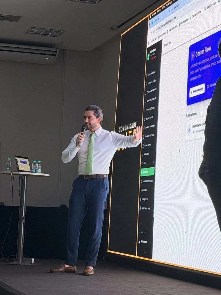 Leonardo Cabral Baptista no palco, ao lado do telão, durante a apresentação
