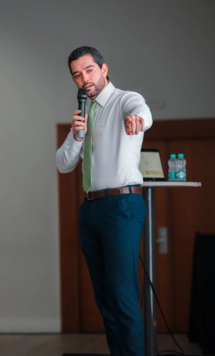 Leonardo Cabral Baptista palestrando ao microfone